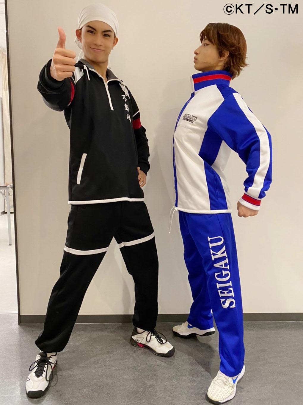 ミュージカル テニスの王子様 シリーズ公式 テニミュ4thシーズン 不動峰 8月22日 日 12 30開演終了 今回の1枚は 石田 鉄くんに張り合う菊丸くんでした 石田 鉄くんの笑顔が素敵ですね 次回は 明日8月23日 月 17 30開演となります 皆様のお越し