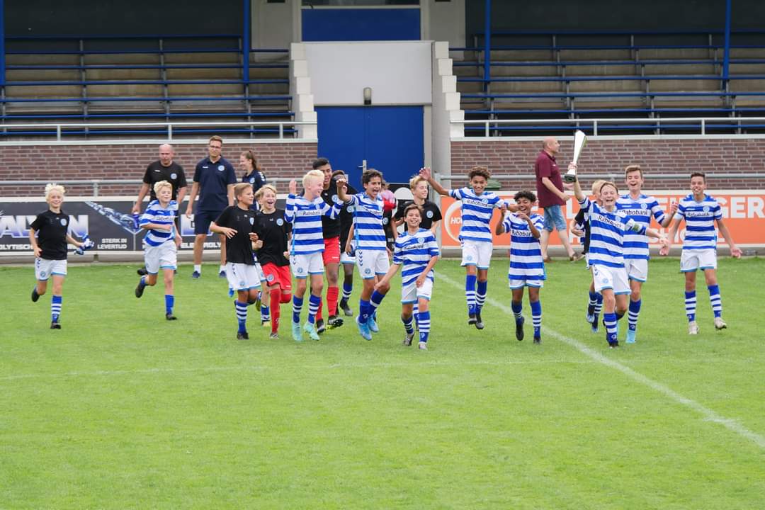 Goede dag gehad gisteren bij de GoodHabitz Cup in Oosterhout om verdere stappen te zetten in ons teamproces. Genoten van de dynamiek en initiatief aan de bal en de portie d'ran bij balverlies. Mooie beloning voor de jongens door ongeslagen de toernooiwinst te pakken.