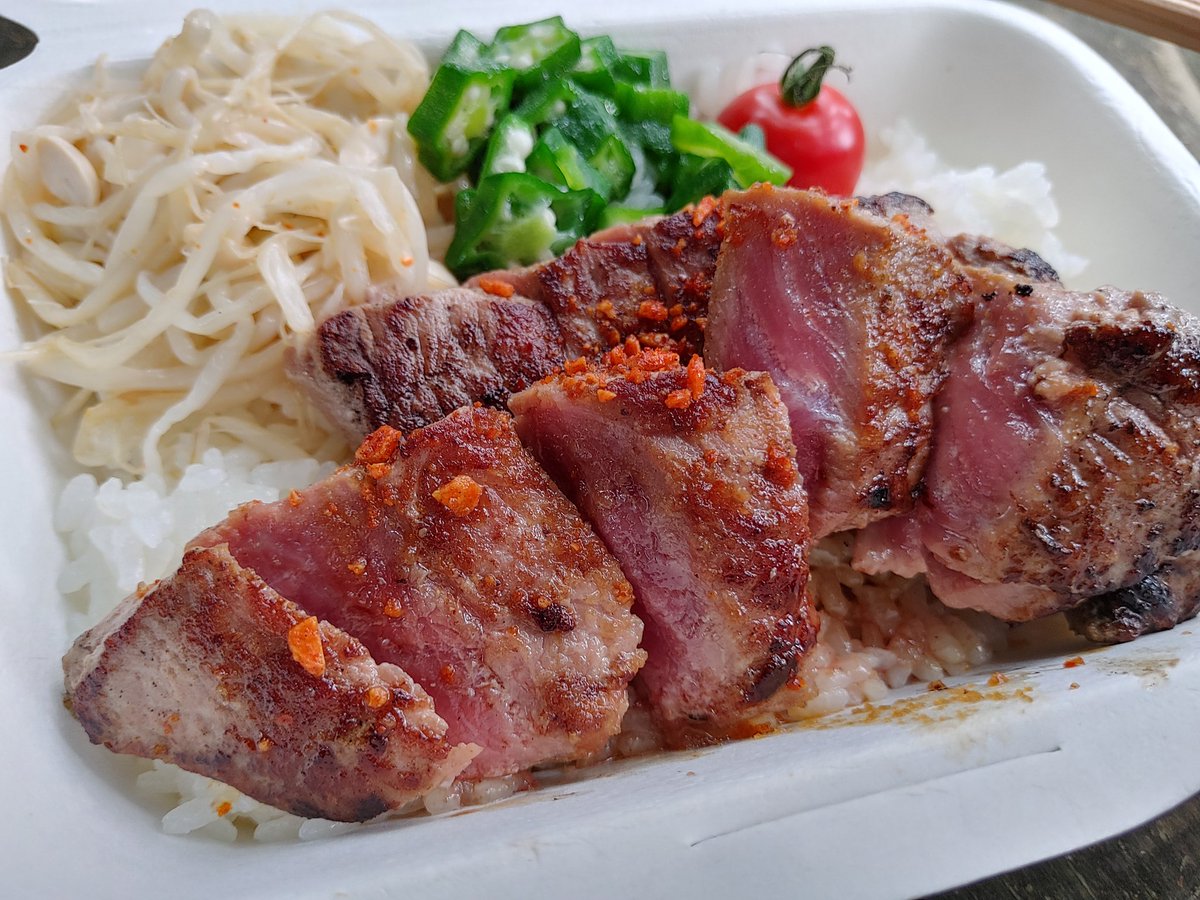 funkyousomuch's tweet photo. 苗場食堂の向かいにあるステーキ丼ヤバ旨。
レア断面萌え尽きた。
#フジロック https://t.co/EVIEmWyNxq