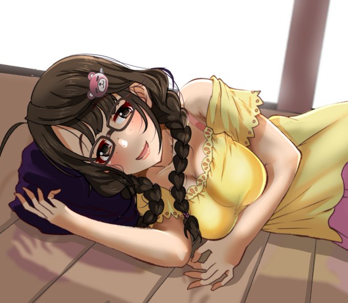 板の間でうたたねする無防備奥山さん 