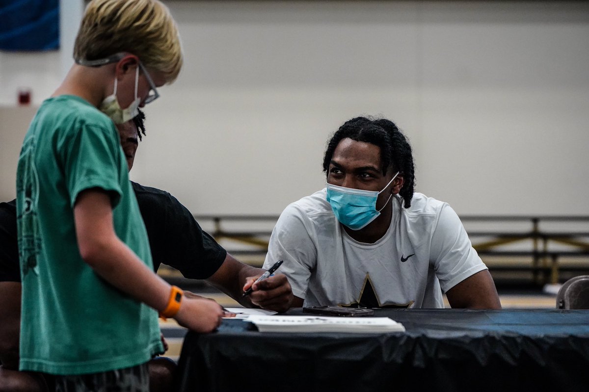 VandyMBB's tweet image. 𝘾𝙊𝙈𝙈𝙊𝘿𝙊𝙍𝙀 𝙉𝘼𝙏𝙄𝙊𝙉 showed love today. 

⚓️ Great to meet some fans at Dore Jam today. 

#AnchorDown