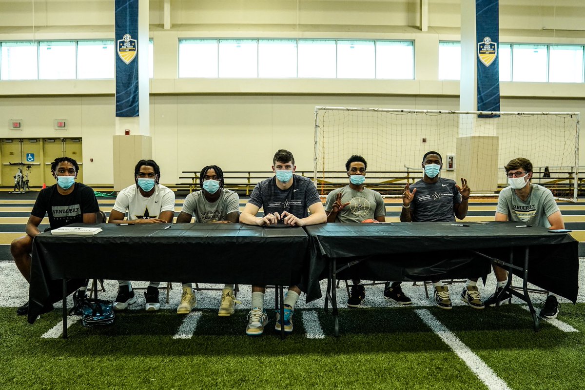 VandyMBB's tweet image. 𝘾𝙊𝙈𝙈𝙊𝘿𝙊𝙍𝙀 𝙉𝘼𝙏𝙄𝙊𝙉 showed love today. 

⚓️ Great to meet some fans at Dore Jam today. 

#AnchorDown