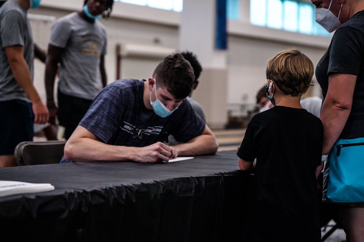 VandyMBB's tweet image. 𝘾𝙊𝙈𝙈𝙊𝘿𝙊𝙍𝙀 𝙉𝘼𝙏𝙄𝙊𝙉 showed love today. 

⚓️ Great to meet some fans at Dore Jam today. 

#AnchorDown