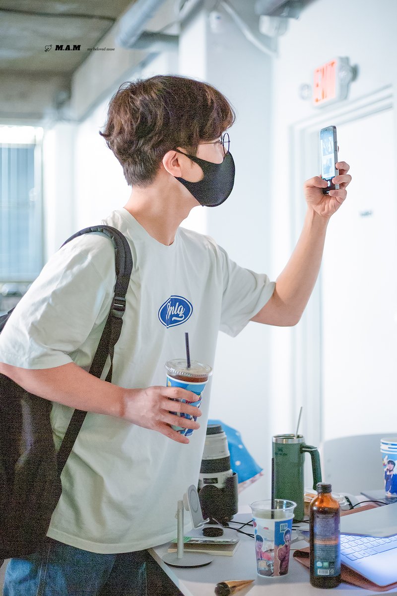 210820 Soran 11th Anniversary ‘Grand Soran Festival’
사진 다 둘러보시고는 그렇게 예전 사진은 없다면서 농담도 하시고, 행복 손글씨 액자는 어떻게 준비했는지도 물어보시고, 디자인이랑 사진 전부 칭찬해 주셨다🥲
#소란 #고영배 #소란11주년축하해 #우린언제까지나소란비춰주는별