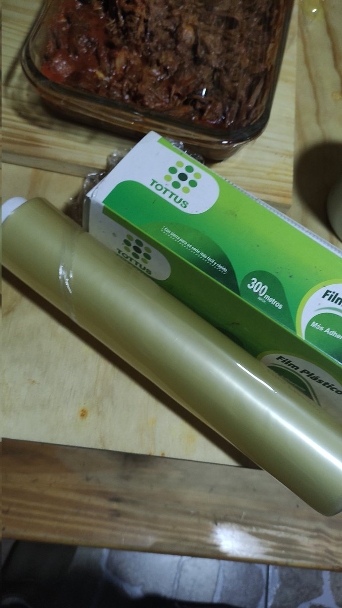 Gabrielitaccas's tweet photo. Si hablamos de plástico film el marca @TottusChile  es el peor de hace tira se pega en las orillas es un asco 😡🤬 que rabia comprar un producto y que sea como el forro https://t.co/Uk880fwL6I