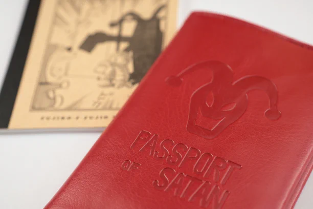 ドラえもんのひみつ道具「悪魔のパスポート」がステーショナリーアイテムになって、川崎市 藤子・F・不二雄ミュージアムショップに登場しました!  ※「悪魔のパスポート」の効力はありません。 