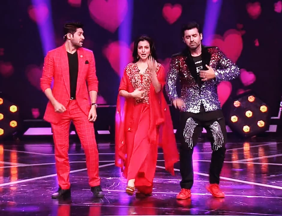 adhora_fariya's tweet photo. Oshadharun episode 😍😍...@VikramChatterje you are so Cuteee ❤️❤️..Keep Shining Always Hero !
#dbdhostvikram #dbdseason11withvikram
#dbdbestanchorvikram #wantmorevikram @VikramChatterje ❤️❤️❤️❤️@ZeeBanglaTv https://t.co/JRW3sDlIK4