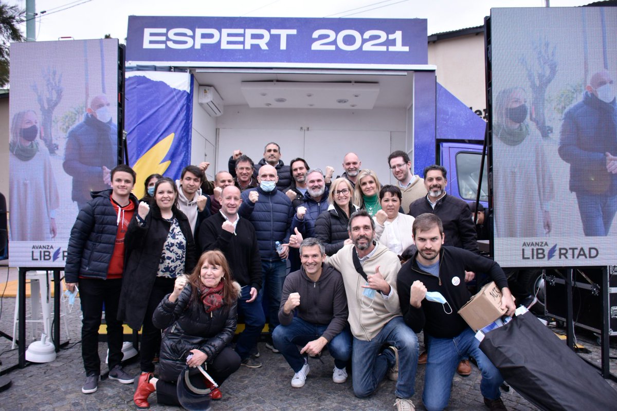 ConiDarchez's tweet photo. Cuando se trabaja en equipo se logran cosas extraordinarias.
Vamos a las #PASO2021  Frente @AvanzaLibertad_ 
Somos #RepublicanosUnidos Lista N5 Verde.
Con @jlespert y @CarolinaPiparo
Estamos comprometidos porque 👇
#AlguienTieneQueHacerlo
#UnidosConstruimosFuturo https://t.co/H3xmysX9Cb