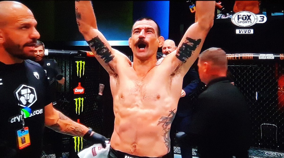fanaticosMMAGT's tweet photo. ¡Peleón! Vinc "From Hell" Pichel se lleva la decisión unánime (30/27 x 3) ante el mucho más joven Austin Hubbard que dió una gran batalla. #RespectTheMustache #UFCVegas34 https://t.co/ch5u4rs3pu