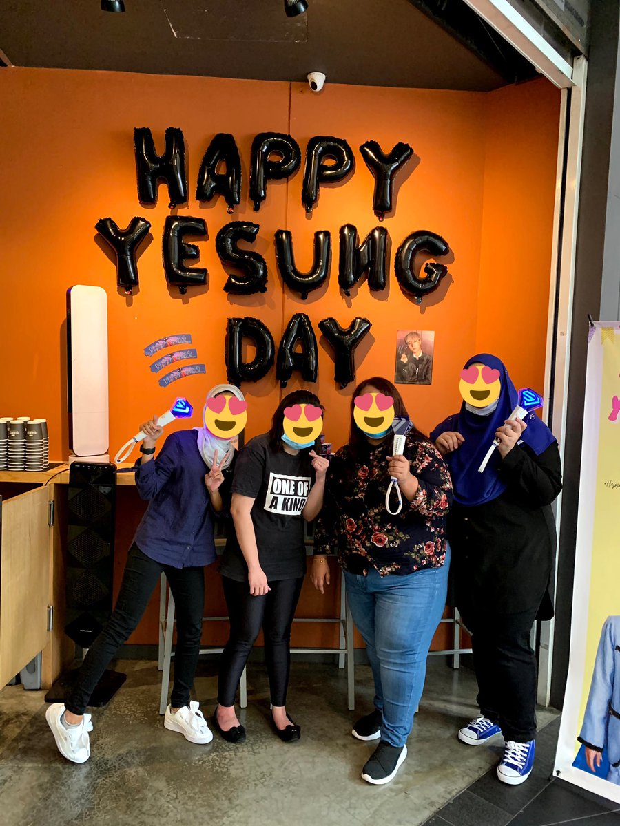 forsujuMY's tweet photo. Throwback with the 4 admins of the event! Ahhh we miss physical offline event!

Corona this saekki! (Yesung’s word not us ☺️😇)

#OnMyWayBackToYe
#FSMOneYear
#ForSujuMY https://t.co/jtirYQ2BA6