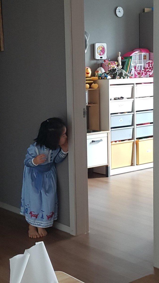 WkfxjfrP's tweet photo. 토이스토리에 심취한 조카가 방을 나갈 때마다 "나 나간다!"라고 외치곤
저렇게 방 안을 감시한다고 https://t.co/2y9MxWUBw2