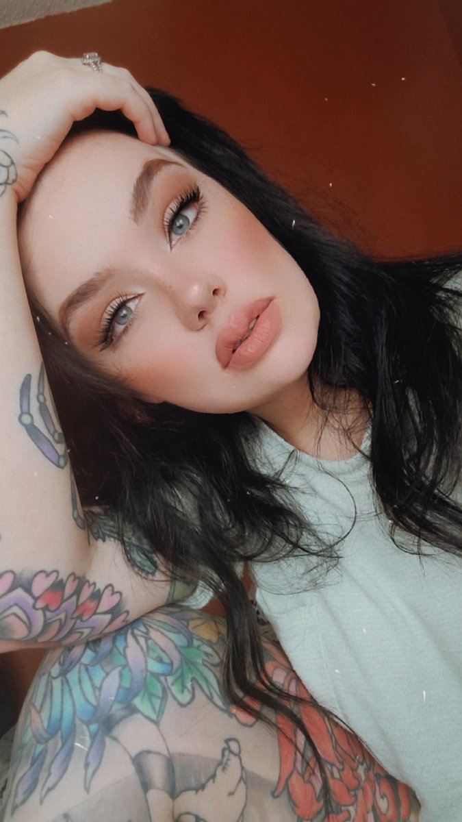 ryanncall__'s tweet photo. I call this lewk bored and pissed https://t.co/IWT2Fg2XtD