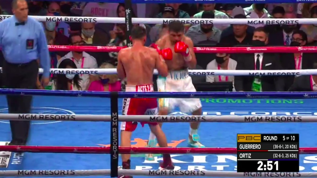 enjoyGLOBE's tweet photo. They're working their way through the second half of the match, both Guerrero and Ortiz aren't looking so good. ๐ค
Will they be able to power through their cuts and bruises and keep going until one of them claims victory? ๐ฅ #AtinAngLaban #AtinAngMundo #PacquiaoUgas ๐ https://t.co/VCexYDhUXX