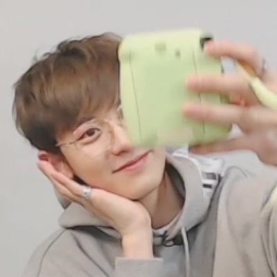 Ioeysite's tweet photo. everything looks so small in his hands #찬열 #CHANYEOL https://t.co/CVTsMSuQIL