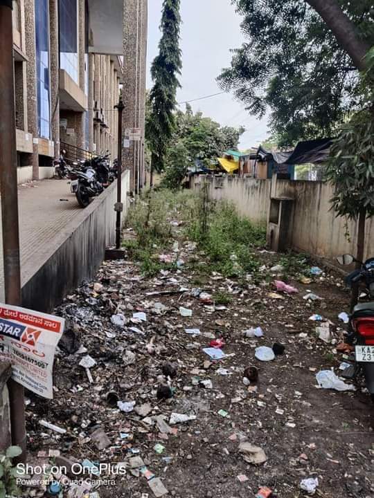 bijapurmerijaan's tweet photo. ಆತ್ಮೀಯರೇ ಇದು ಯಾವುದೋ ಕಾರ್ಪೋರೇಷನ್ ತೊಟ್ಟಿ ಅಂದುಕೊಳ್ಳಬೇಡಿ, ಇದು ನಮ್ಮ ವಿಜಯಪುರ ನಗರದಲ್ಲಿನ ಕರ್ನಾಟಕ ಸರ್ಕಾರದ ಕಛೇರಿ. ಕರ್ನಾಟಕ ಗೃಹ ಮಂಡಳಿಯ ಕಛೇರಿ ಹಾಗೂ ಜಿಲ್ಲಾ ನೋಂದಣಿ ಅಧಿಕಾರಿಗಳ ಕಾರ್ಯಾಲಯದ ಒಳಮಳಿಗೆಗಳ ಹಾಗೂ ಸುತ್ತಮುತ್ತಲಿನ ವಾತಾವರಣದ ಇವತ್ತಿನ ಚಿತ್ರಗಳು. https://t.co/xRbzCimKfy