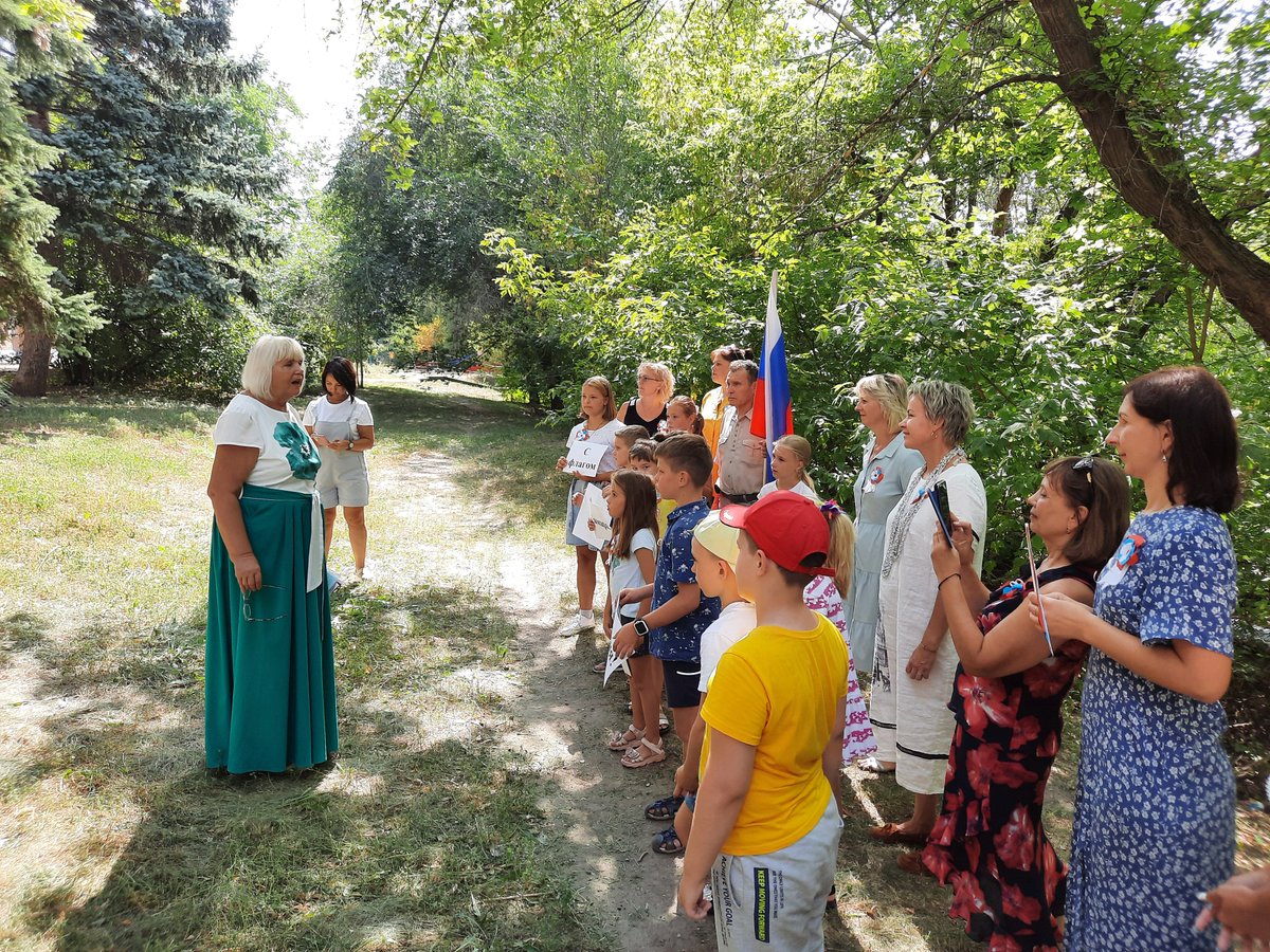 Государственный триколор в этом году отмечает 30- летие! День российского флага –– праздник вызывающий  чувство гордости. Эта дата– еще один повод рассказать детям об истории Родины. В клубе Энергетик, в присутствии председателя ТОС "Красная Глинка" прошло праздничное мероприятие