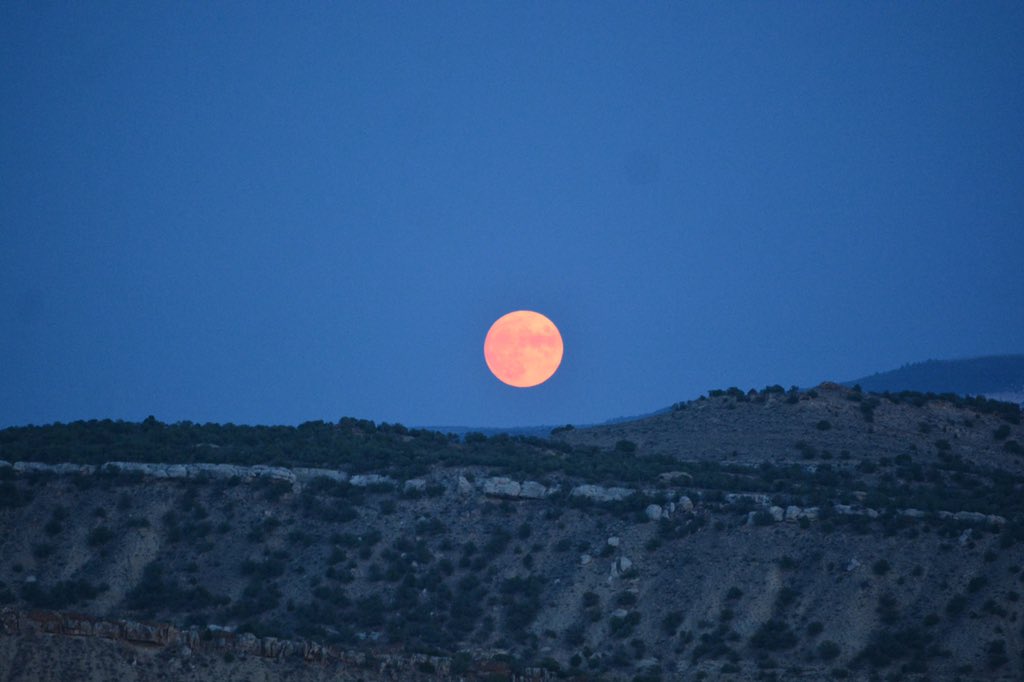 TownofRangelyCO's tweet photo. We had an amazing moonrise over Rangely tonight! If you missed it, check out these awesome photos! #TownOfRangely #RangelyColorado #MoonRise #DarkSkies #SmallTownUSA #WayOutsideOfOrdinary https://t.co/GS9kJP7Kzf