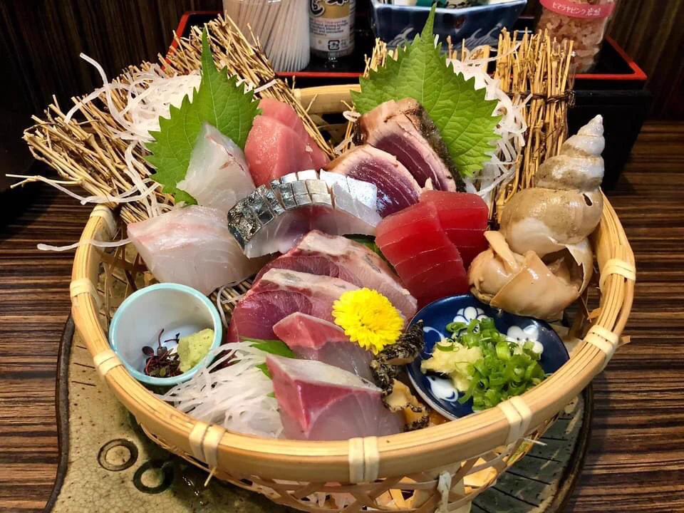 @shineshine2828 @shrinetree 名古屋にある居酒屋大河2号店という店のお刺身定食屋¥1200（税込）です。
刺身の内容は日替わり、因みにご飯・お味噌汁はお代わり自由です。
私は名古屋市内在住なのですが、最近 お刺身定食はここでしか食べないです☺️ 