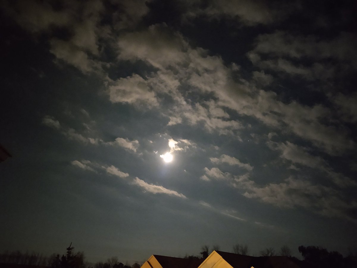 JamieLBurkart's tweet photo. Enjoying the #bluemoon #jupiter and a nice cool breeze in #wisconsin https://t.co/YwoN1dGByX