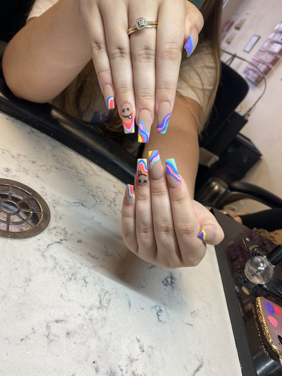 sellenaamorenoo's tweet photo. trippy nails for the birthday girlll โค๏ธโ๐ฅ๐ #palmcoastnailtech #nailtechcheck #trippynails #floridanailtech https://t.co/QDZpJKWUvC