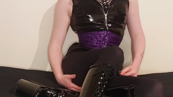 2 pic. Got my Proper sized corsets from DraculaClothing :D Looove them!! Pair amazingly with my Pleaser