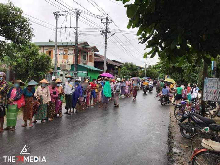 b3rry_y's tweet photo. "Four lands of Rice for 1,000 Kyats" donations to needy people during the Covid period at a Japanese fertilizer shop in Nakha North Ward, Moeyin this morning.

NUG FOR DEMOCRACY 
#WhatsHappeningInMyanmar
#Aug22Coup #ASEANrejectSAC https://t.co/GDW8QBsdLw