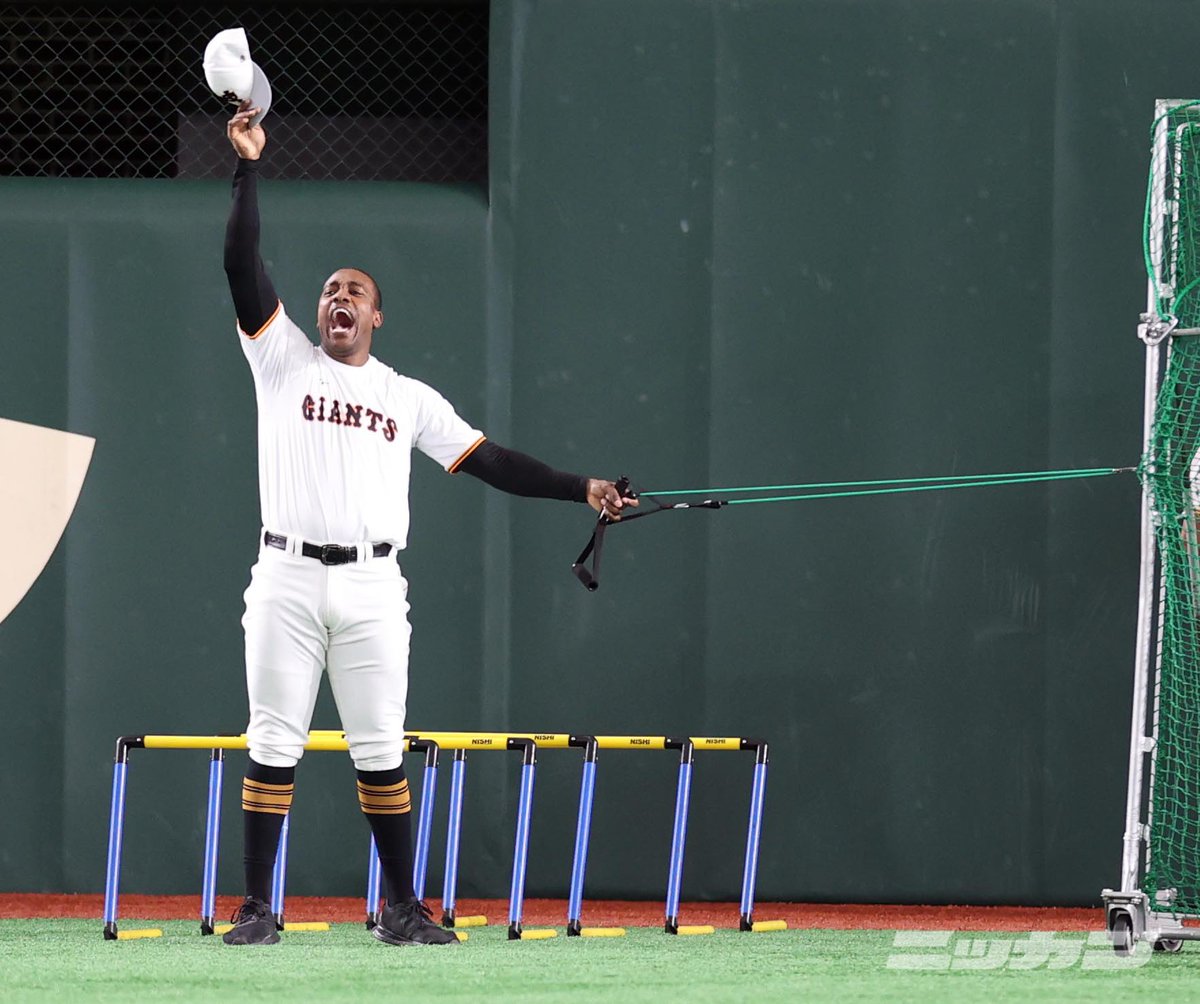 nikkan_giants's tweet photo. ホームベース付近にいるウィーラーと大声で会話するビエイラ。まだお客さまが入る前にの東京ドームに声が響き渡りました。距離の感覚も規格外です。 https://t.co/GpYKLrcYyp
