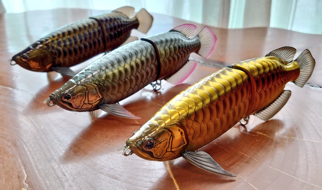 少しだけ晴れたから、
皇を並べて太陽光に当ててみたが神々しい…。

彩色、塗装ともに完璧過ぎて
芸術と言える出来です👍✨
※カラーは左からブラック、シルバー、ゴールデン

スーパーレッドも予約しているので届くのが待ち遠しい😆

#皇
#DRANCKRAZY 
#アロワナ
#過背金龍
#ルアー