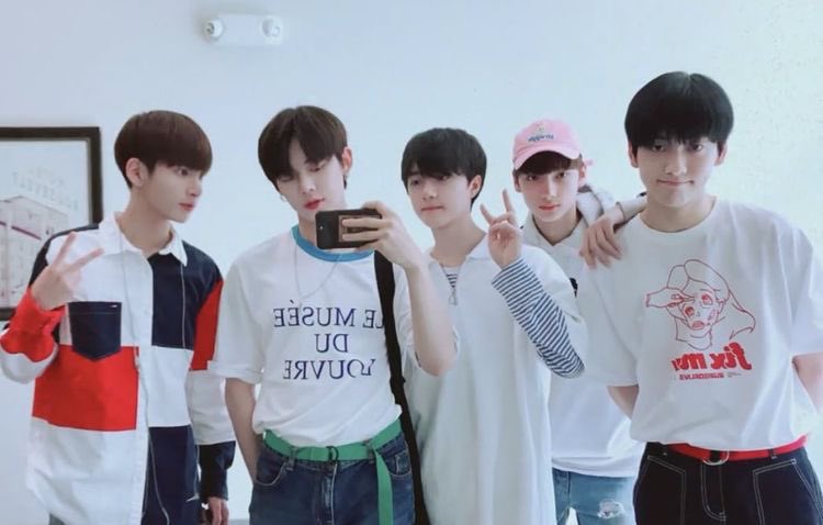 YE0NDREAMS's tweet image. i have a numberless memories with txt and i cherish them all but the one that i'll forever hold as a moa is the time when txt debuted and had their first win in "the show" and also the time they won 0X1 = LOVESONG in mubank as 1st place !! ++ #MemoriesWithTXT