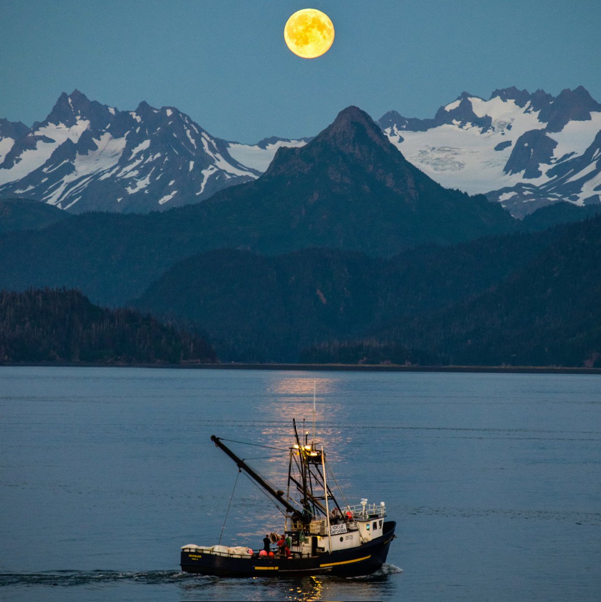 Full Moon on Kachemak Bay, Alaska! #experienceit #travel #fullmoon #Alaska #adventure #luxurylodge #summervacation #alaskaresort #virtuoso #kachemakbay #luxurytravel #cabins #amazingplaces #stillpointlodge