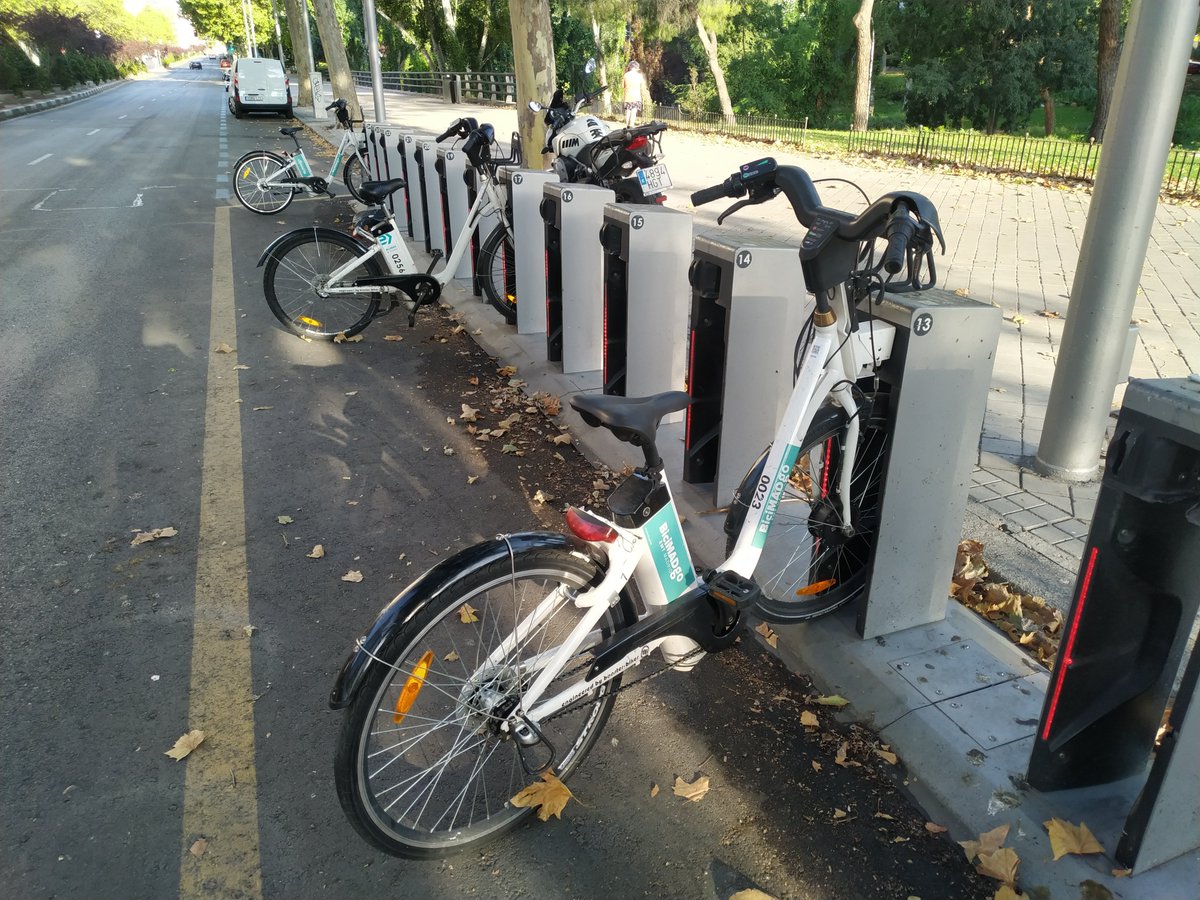 Premio a las estaciones con más bicis rotas a simple vista (evidentemente no he ido probando cada una) o con luz roja:
🏆3 de 4 en 153 General Perón 36

Medalla para:
🏅3 de 8 en 156 Sor Ángela de la Cruz