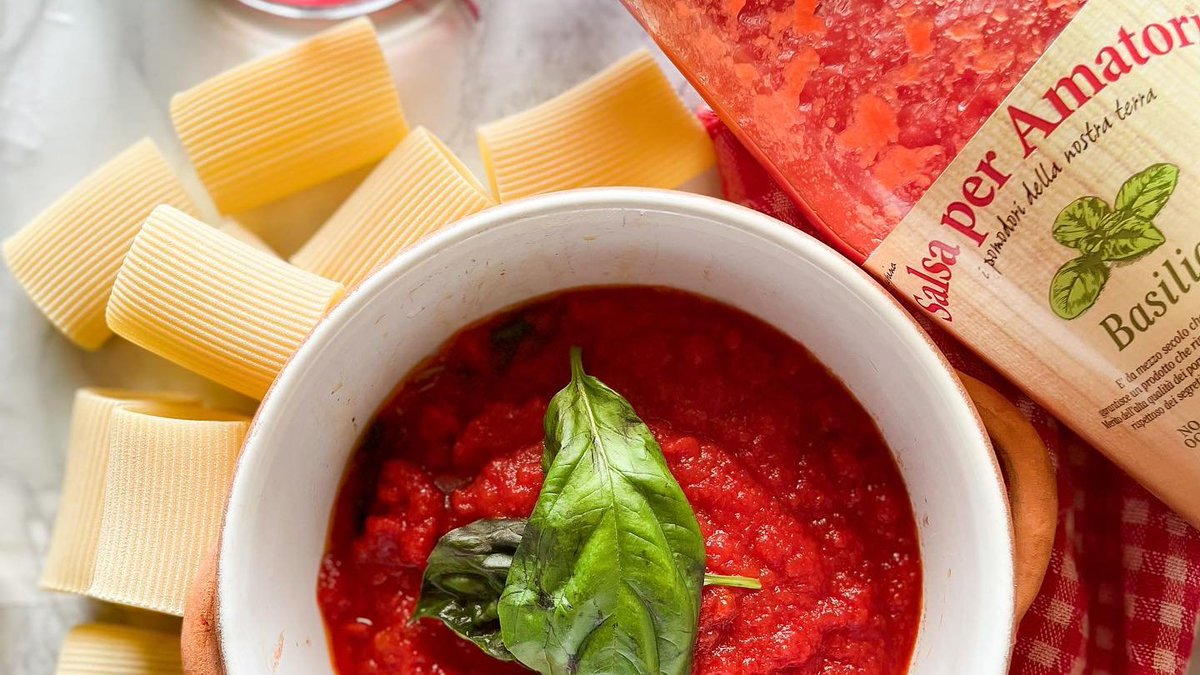 RainboxIT's tweet photo. l nostro viaggio inizia dalla piana di #Crotone, dove
vengono coltivate le migliori varietà di #pomodoro 🍅
👉https://t.co/qULe1q5bPz
#RainboxShop #Calabria #foodporn #paccodagiù #foodblog #ricette #italianfood #foodporn #Food #cucinare #Passata #cucinaitaliana https://t.co/hqTDdoR8p1