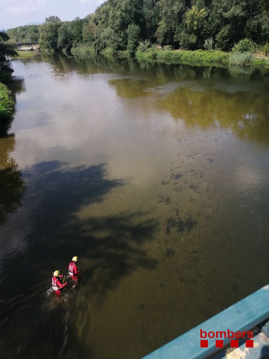 bomberscat's tweet photo. Avís de l'albirament d'una mà humana al Pont de la Barca de #Girona (11.20 h) El color ja feia pensar que es tractava d'un tros d'un maniquí, però per si de cas 2 dotacions #bomberscat han treballat per comprovar-ho: efectivament, era un objecte de broma https://t.co/qajoFyHwcE