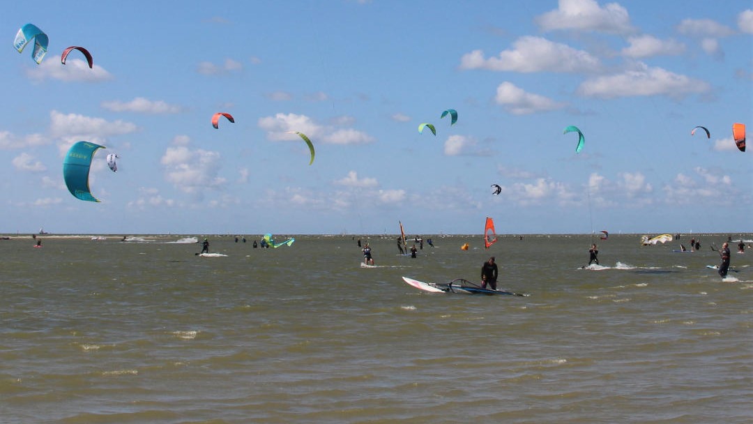 Langs de Friese IJsselmeerkust zijn diverse locaties geschikt om te surfen en te kitesurfen. Bij het juiste weertype zijn dan ook vele liefhebbers bezig met hun sport, zoals hier bij Workum.
#friesuitstapje,#frieslanduitstapjes, #surfen, #kitesurfen, #Workum, #fryslan, #friesland