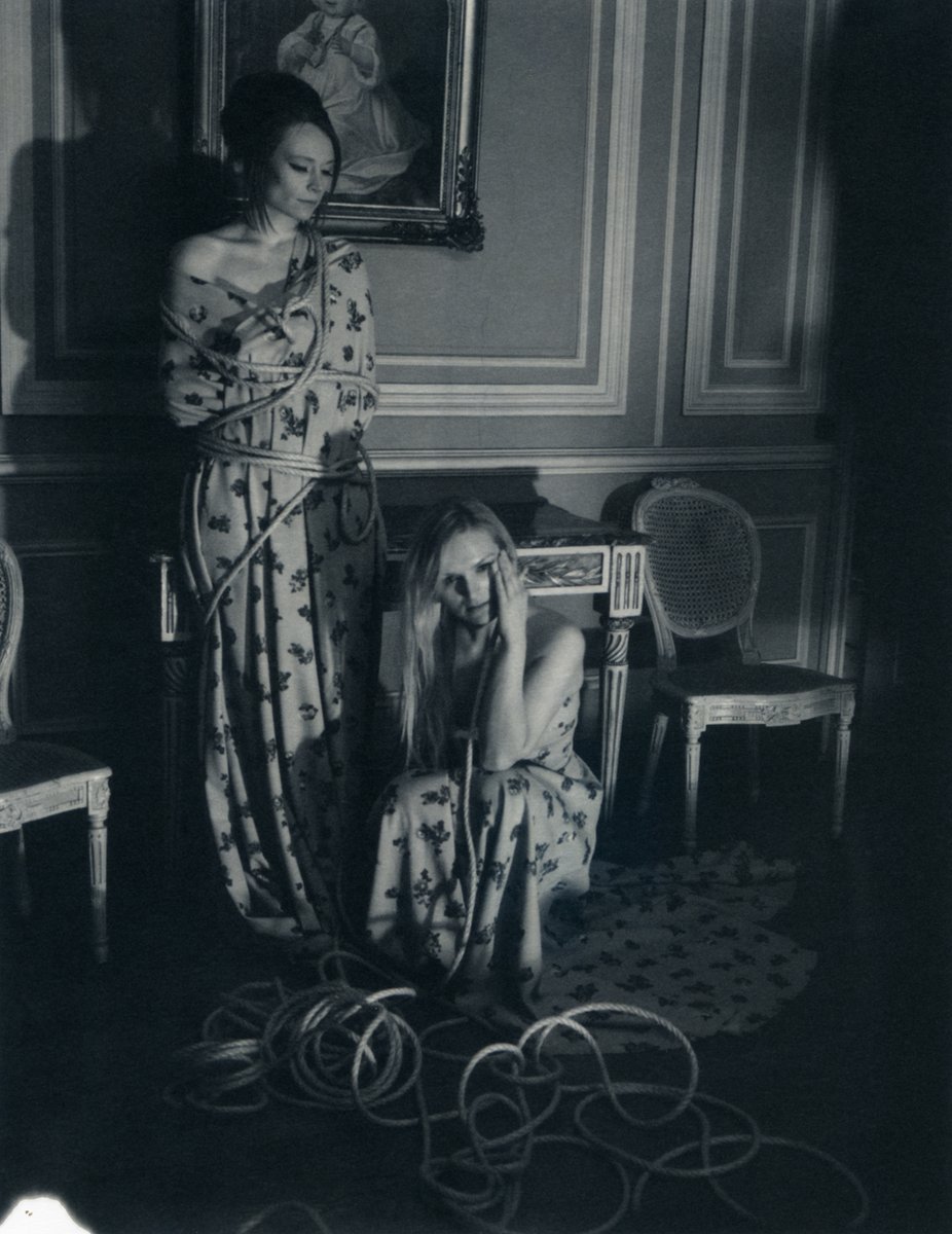 carmendevosss's tweet image. 02 ||
Ropes
[From the story Whatever happened in that Castle?!]
✨✨
#Polaroid by #carmendevos on @polaroid #polaroid664
🦄 make-up, concept &amp;amp; modelling by the wonderful Nathalie Vanheule starring Astrid Haerens
✨✨
📸 © carmendevos.com