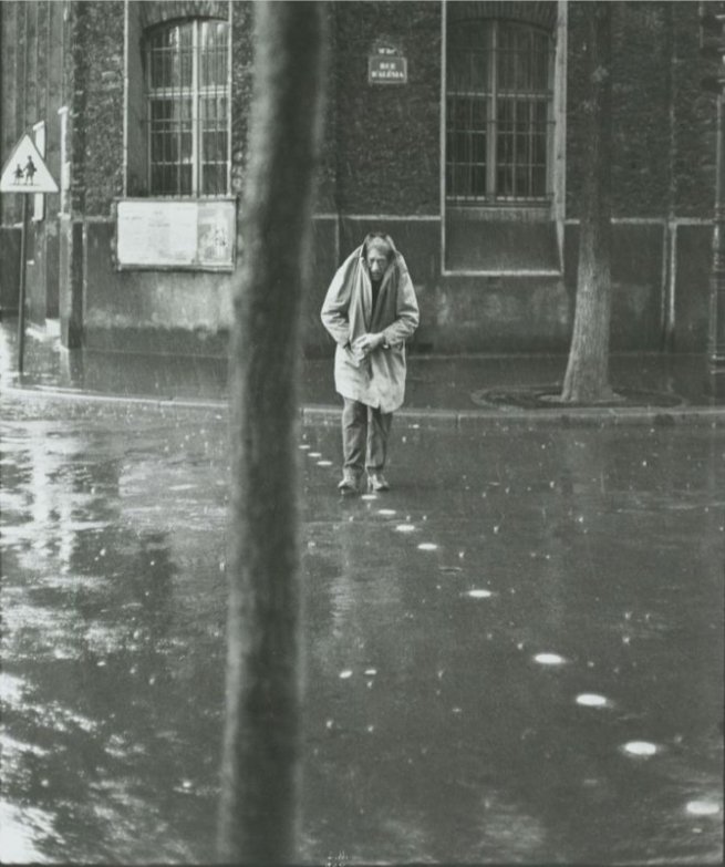 'L'essenziale è spesso invisibile;[...],
 ma la macchina fotografica a volte sfiora tracce di quella sostanza'.
-I.Allende,Ritratto in seppia

#LaMagiaDiUnImmagine
#CasaLettori 

#HenriCartierBresson
  Alberto Giacometti,Parigi(1961)