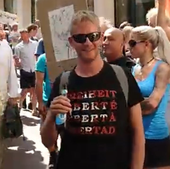 CovidiotenCH's tweet image. #Freiheit heisst für diesen #Covidioten, einem unbeteiligten Passanten eine Flasche über den Kopf schlagen zu dürfen. #OL2108 #NoOlten