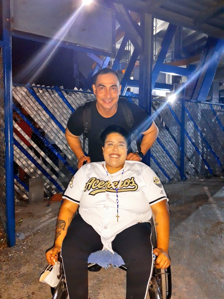 Fatimaarambula8's tweet photo. La foto que JAMÁS FALTARA #TEAMCHAPO #MIBATFAV 😁💪 https://t.co/2jhN3sqLwN