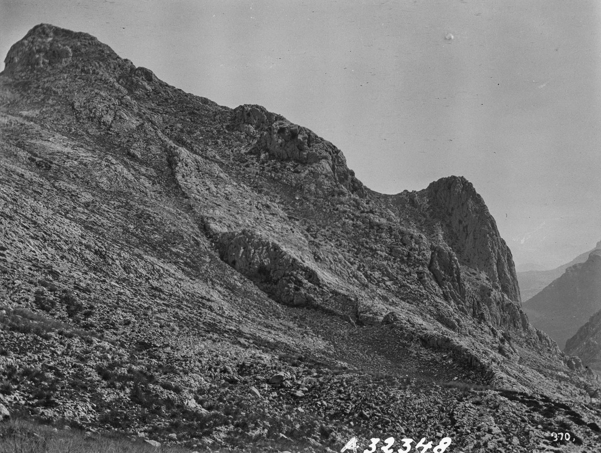 mescan1's tweet photo. A la Deutsche @Fotothek  es conserven 145 fotos de les Illes Balears fetes pel geògraf Hans Praesent els anys 1909-1910. D'aquestes fotos ens han cridat especialment l'atenció les que va fer en la seva ascensió al puig Major perquè potser sigui la comparativa que més ens dol. https://t.co/iwffRvWyTW