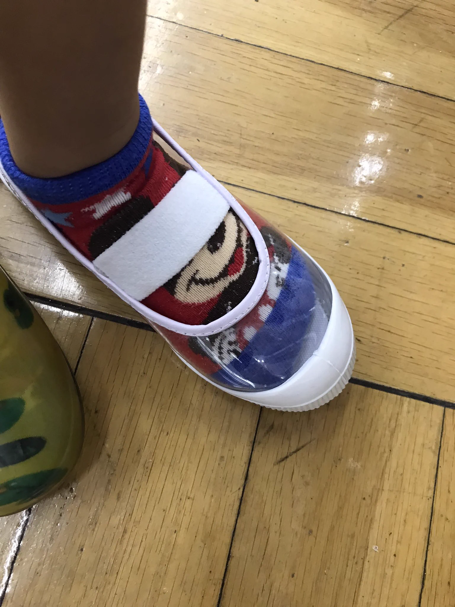 天才的な発想！カインズのお試し用シューズが透明で分かりやすい！