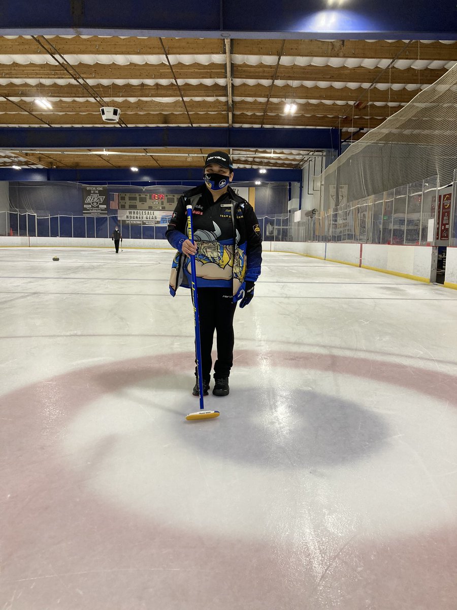 ciaomichaella's tweet image. This is how I showed up to teach in @curlsd ‘s #LearnToCurl today in honor of 🐐 @NiklasEdin &amp;amp; @TeamNiklasEdin playing in the #BadenMasters SF. @DynastyCurling jersey, jacket &amp;amp; face mask + @HardlineCurling pants, shoes, broom, gloves &amp;amp; @nikedinshat #curling #fangirl #walkingad
