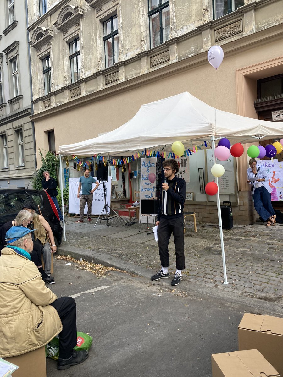 Ein gelungenes Fest bei der Seeling29 heute! Wir haben verschiedene Positionen der Parteien zum Thema Wohnen gehört, tolle Musik von <a href="/FacioMusic/">Facio</a> &amp; Pizza vom Brotgarten! Danke an alle, die da waren! <a href="/NiklasSchenker/">Niklas Schenker</a> <a href="/UelkerRadziwill/">Ülker Radziwill</a> <a href="/vandrey_petra/">Petra Vandrey</a> <a href="/mieterwerkstadt/">MieterWerkStadt Charlottenburg</a> <a href="/lisapaus/">Lisa Paus, MdB</a>