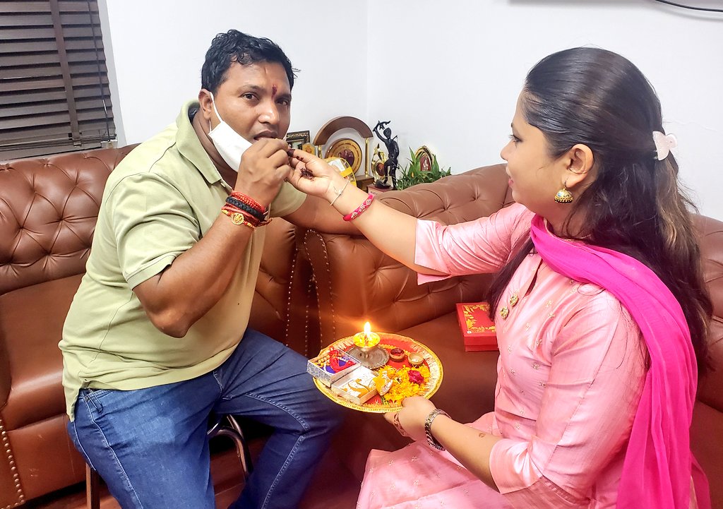 IYCAssam's tweet photo. भाई बहन के अटूट रिश्ते, विश्वास और प्यार का त्योहार रक्षाबंधन के पावन दिन को भारतीय राष्ट्रीय युवा कांग्रेस अध्यक्ष श्रीनिवास बीवी जी एवं राष्ट्रीय सचिव शरीफा रहमान जी ने आज दिल्ली में हर्षोल्लास से मनाया। 

@IYC @srinivasiyc @sarifarahman5 https://t.co/tTbEVBR8Fd