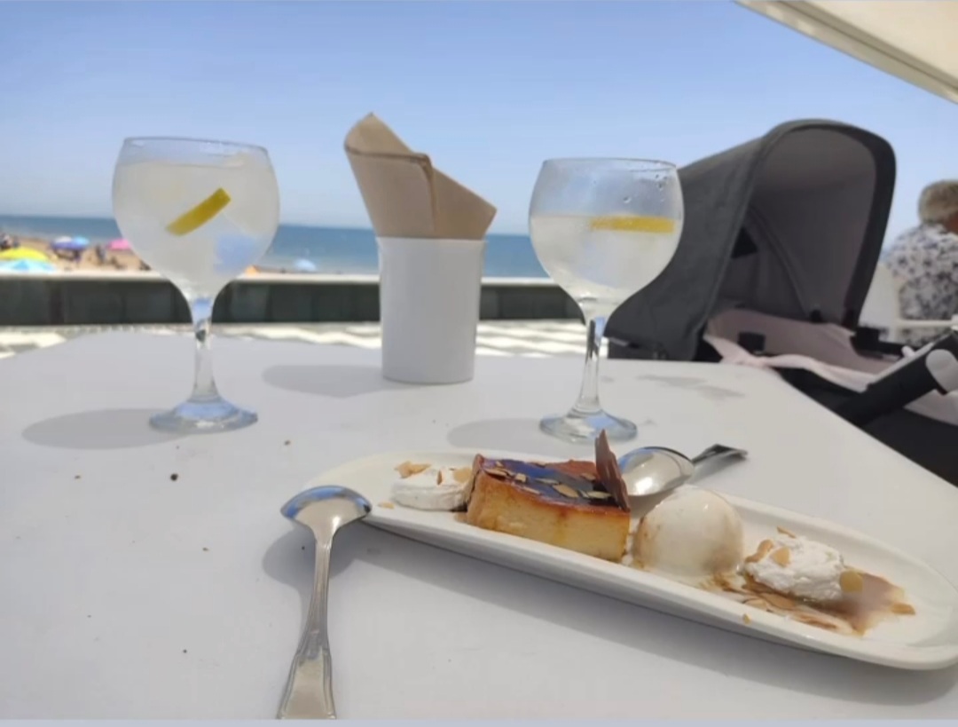 hotelesHACE's tweet photo. 😎🌊 El mar, una buena comida 😋 y tu compañía 🥰... what else? 

📷 Isa Ruiz Ballesta en La Gaviota Restaurante Terraza https://t.co/7mrd86tror
