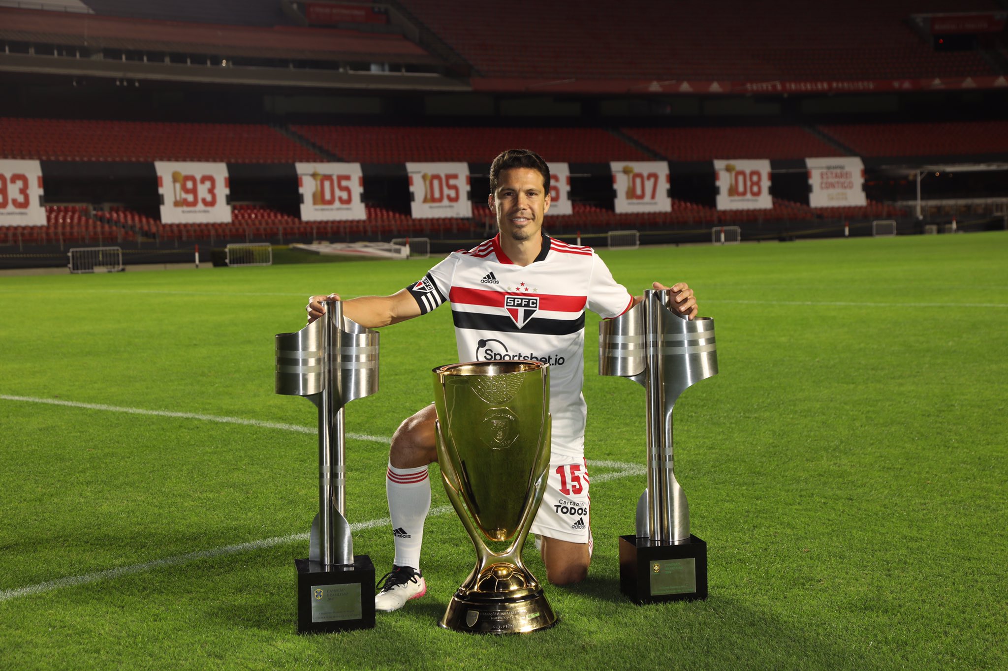 Hernanes com as taças do Brasileirão e do Paulistão, que conquistou no Tricolor. (Foto: Divulgação)