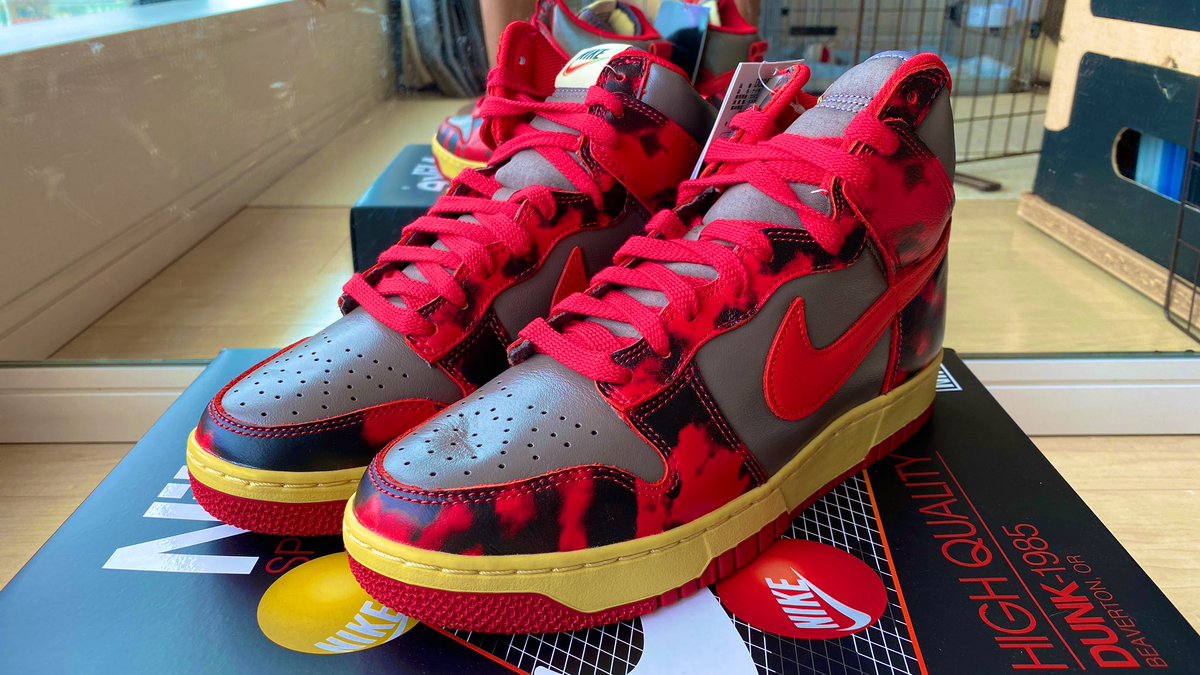 tk_www's tweet photo. #NIKE から新入りが到着しました👟
心なしかエヴァっぽいw
#dunk1985 #SNKRS https://t.co/Ytx0bNIeR7