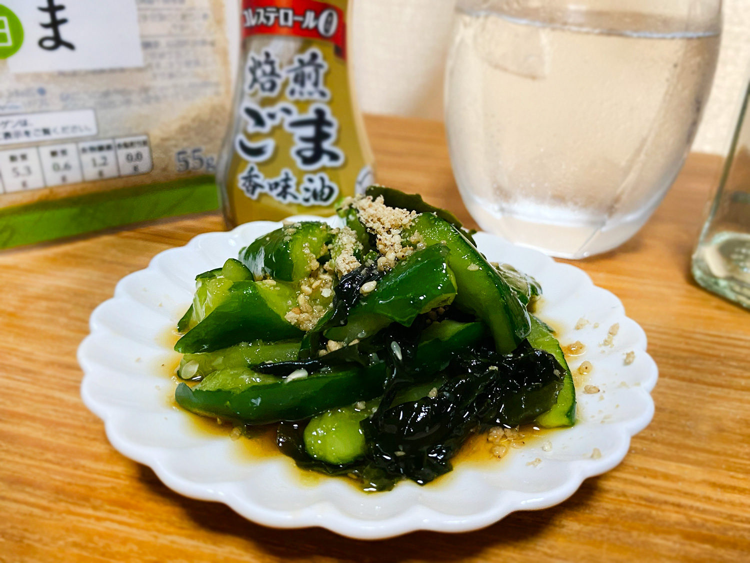 せんべろnet わかめスープでやみつき胡瓜が作れるならば うどんスープ はどうだろう ポリ袋に胡瓜を入れてたたき 乾燥わかめとうどんスープを入れて軽くもみ 冷蔵庫で1時間 最後にごま油 すりごまをかけたら 和風やみつき胡瓜が完成した これも