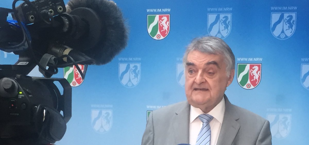 Innenminister #Reul nach der #Hochwasserkatastrophe: “Ich werde ein kleines, schlagkräftiges Kompetenzteam Katastrophenschutz aufstellen, das Handlungsempfehlungen machen soll. Maximal fünf bis zehn Leute von Feuerwehr, THW, Bundeswehr, Polizei und Hilfsorganisationen.” <a href="/rponline/">𝖗𝖚̈𝖑𝖕𝖘𝖊𝖓𝖉𝖊 𝖕𝖔𝖘𝖙 🫠</a>