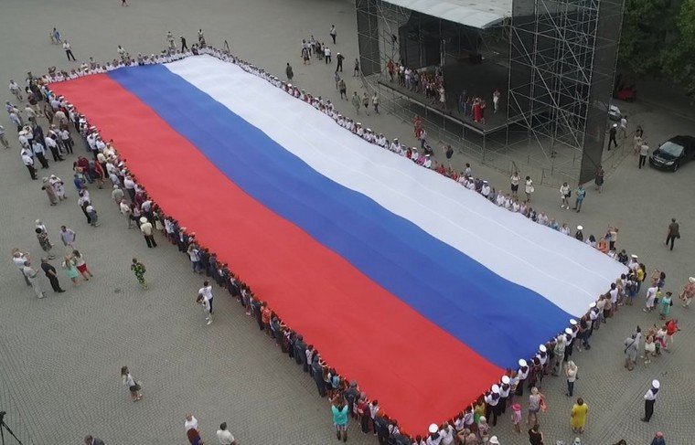 Включи россия огромная. Самый большой флаг России. Самый юольшой флаг Росси. Самый большой флаг. Самый большой Триколор в России.