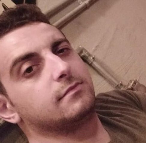 Eskiden evli olduğu kadını silah zoruyla kaçırmaya çalışan, sürekli olarak tehdit eden Alper Tasalı isimli erkek TUTUKLANSIN !

#AlperTasalıTutuklansın